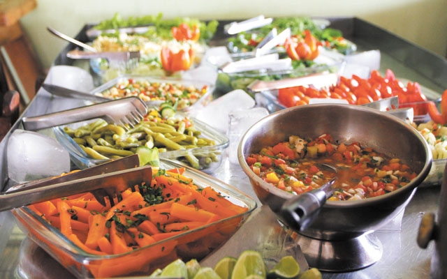 O restaurante Rancho JP trabalha com mais de 20 pratos quentes servidos no fogão à lenha e 15 tipos de salada